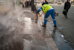 6th-arrondissement;-De-icing;-Hot-water;-Ice;-Icy-pavement;-Kaleidos;-Kaleidos-images;-La-parole-à-limage;-Municipal-worker;-Paris;-Rue-de-Rennes;-Steam;-Stories-Pictures;-Street-scene;-Tarek-Charara